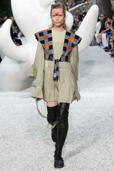 Look 18